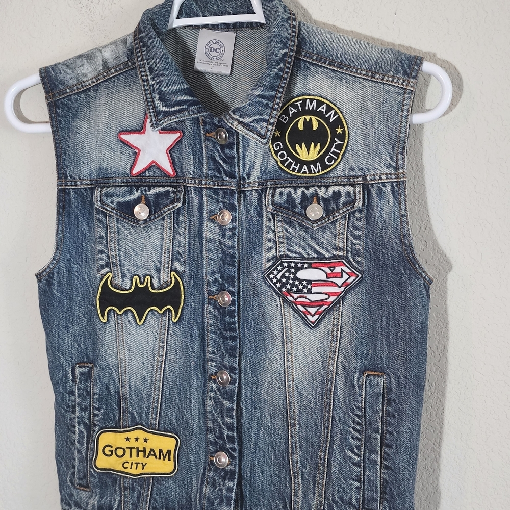 Dc comics denim vest medium bat man superman.       Bin 15‎